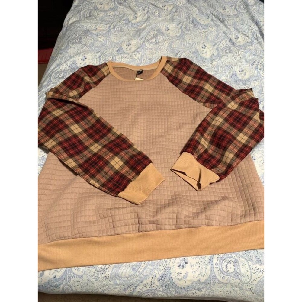 XL quilted top with plaid sleeves